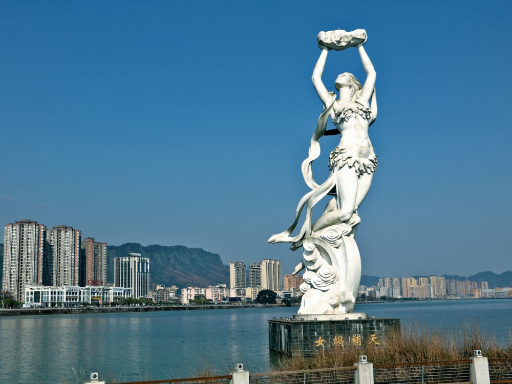 四川雅安熊貓綠島公園女?huà)z補(bǔ)天雕塑