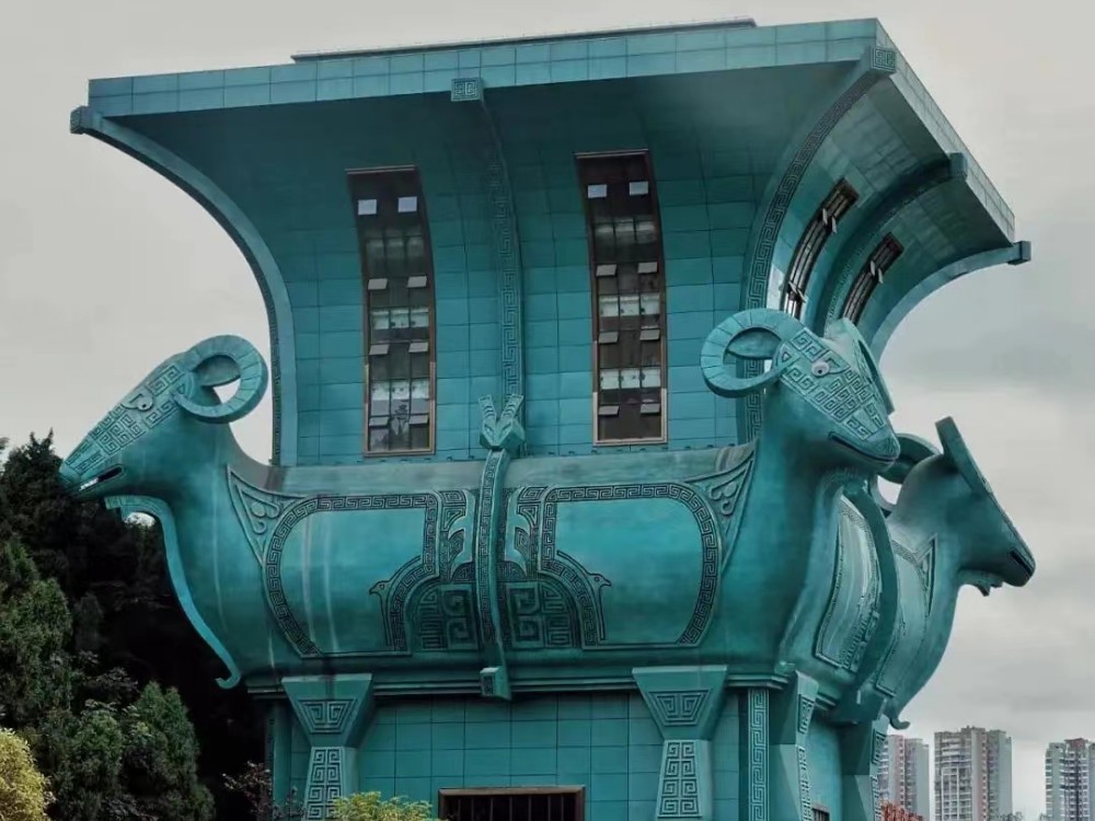 貴州仁懷四羊方尊不銹鋼仿青銅大型雕塑（高47米，長(zhǎng)42米）